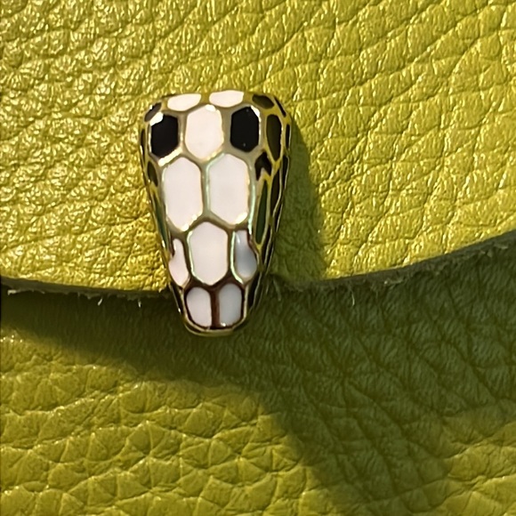 👜 Green CHIC Pebble Leather Designer Bag Snakehead Snap Closure. - Picture 2 of 15